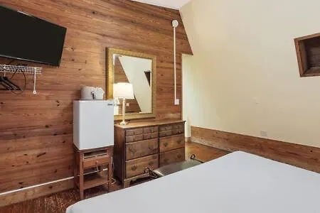 Curry House- 3rd Floor, King Bed, & Balcony 8