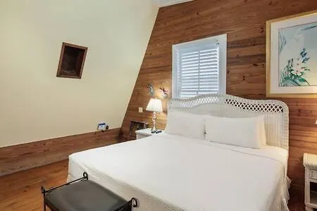 Curry House- 3rd Floor, King Bed, & Balcony 8 Inn *
