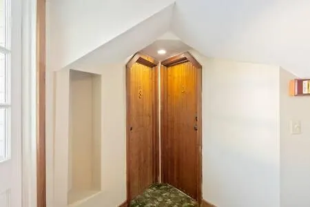 Curry House- 3rd Floor, King Bed, & Balcony 8 Key West