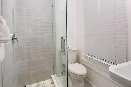 Curry House- 3rd Floor, King Bed, & Balcony 8 Inn *