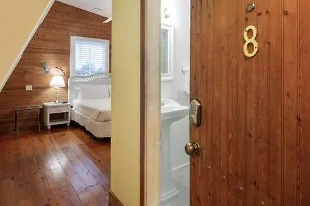 Curry House- 3rd Floor, King Bed, & Balcony 8 Inn *