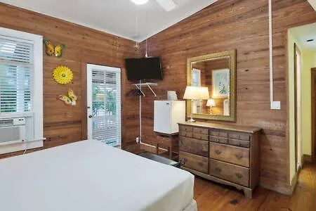 Curry House- 3rd Floor, King Bed, & Balcony 8 Key West