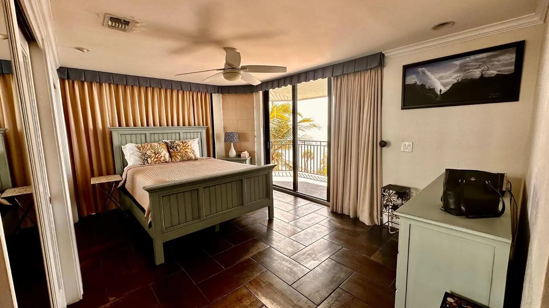 Tom's Oceanfront Penthouse Holiday home