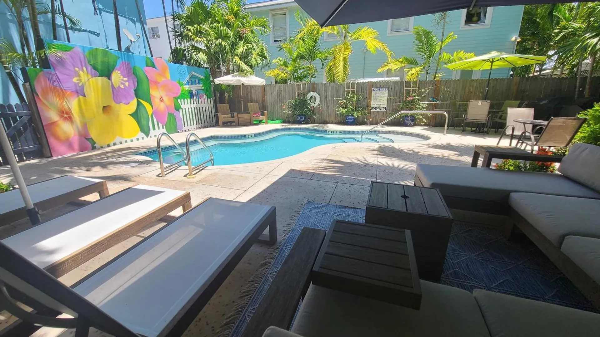 Duval Street Overlooking Duval With Parking And Pool Holiday home Key West