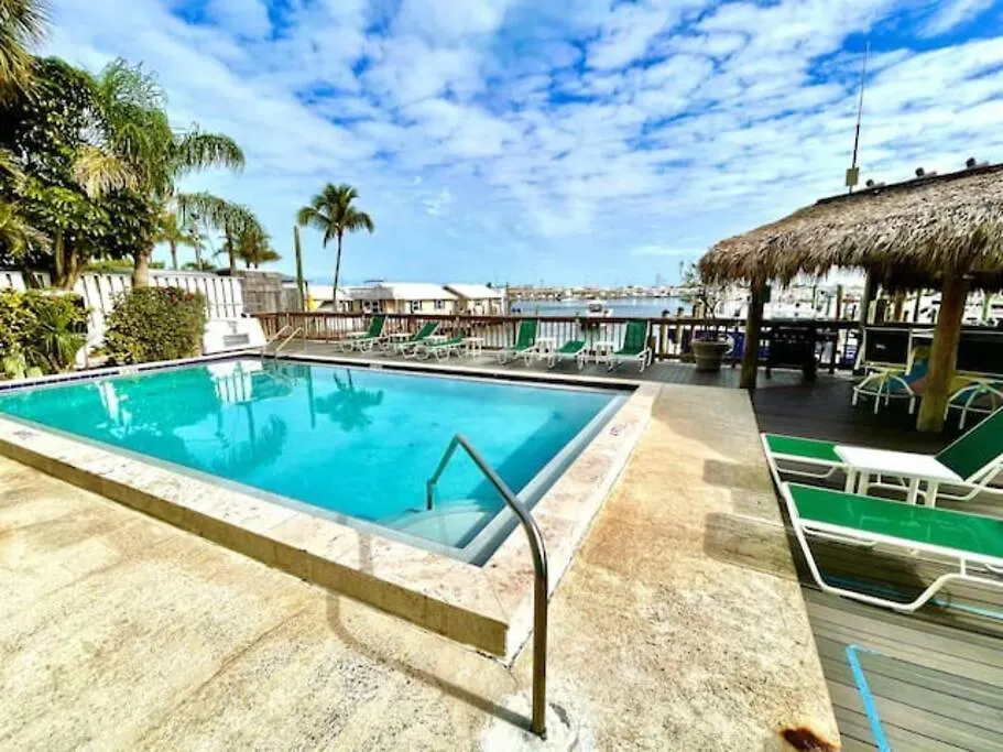 Andros - Spacious 2x2 Waterfront * Key West