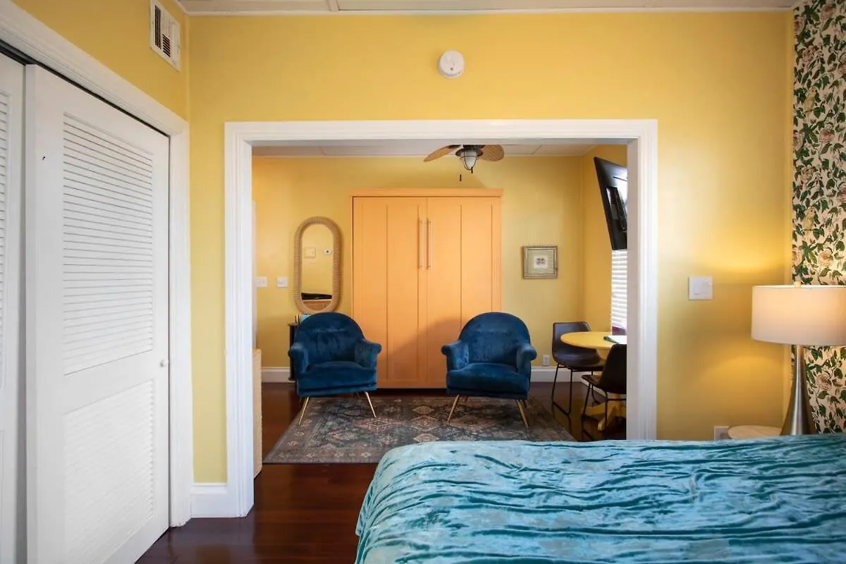 Holiday home 6 Bedroom 6 Bath On Duval Street *