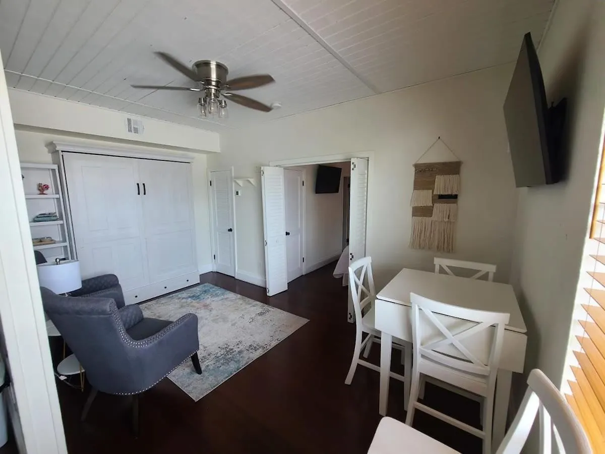 Apartment Four On Duval Street W Parking And Pool Key West