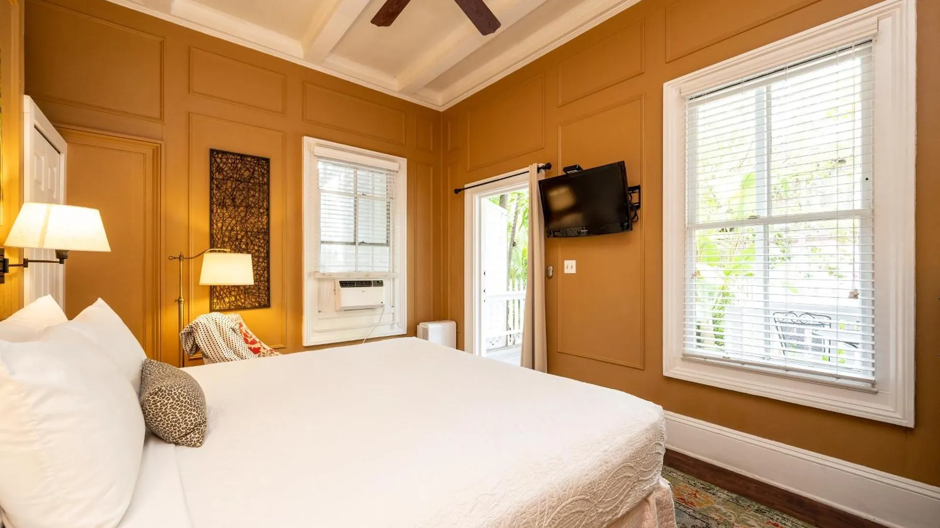 Old Town Manor 3*