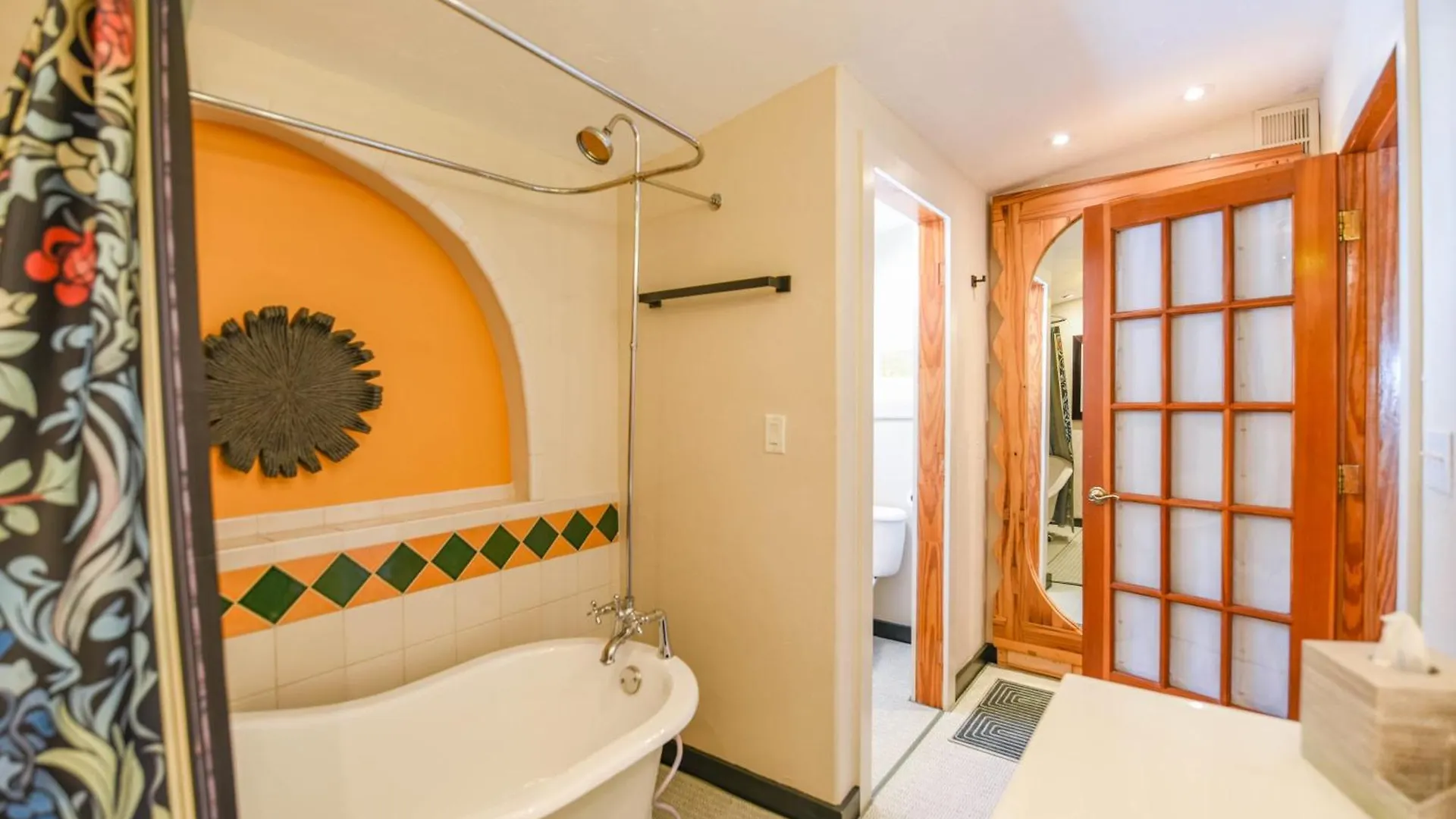New Pineapple Palloza - Bright & Modern On Duval Apartment
