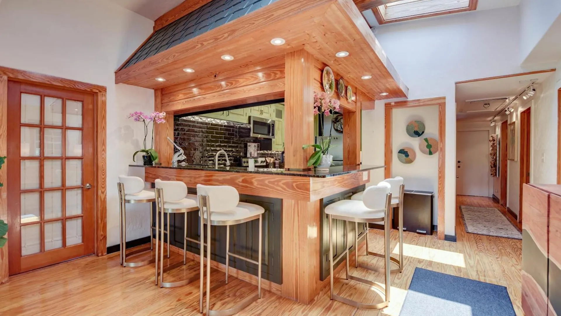 New Pineapple Palloza - Bright & Modern On Duval Apartment