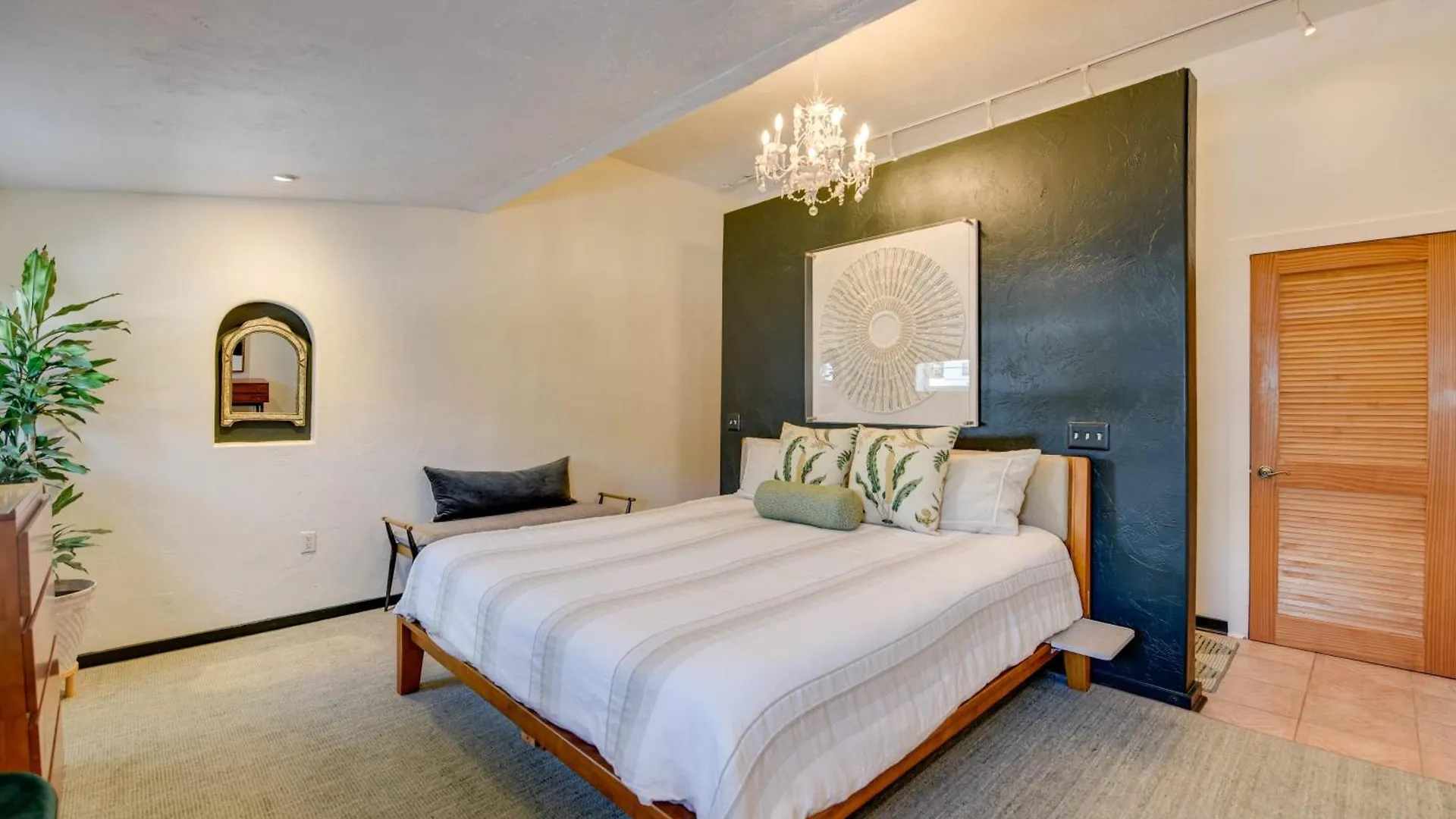 New Pineapple Palloza - Bright & Modern On Duval Apartment