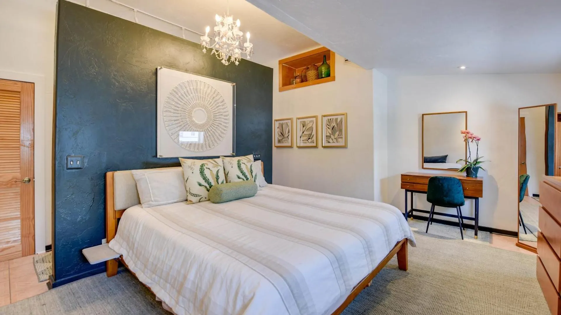 New Pineapple Palloza - Bright & Modern On Duval Apartment *