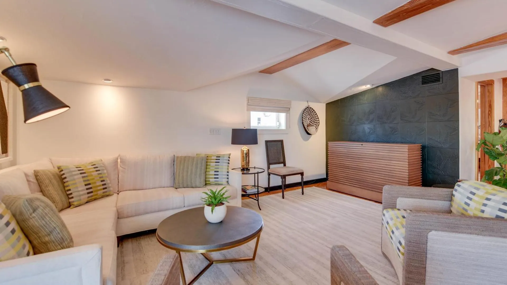 New Pineapple Palloza - Bright & Modern On Duval Apartment Key West