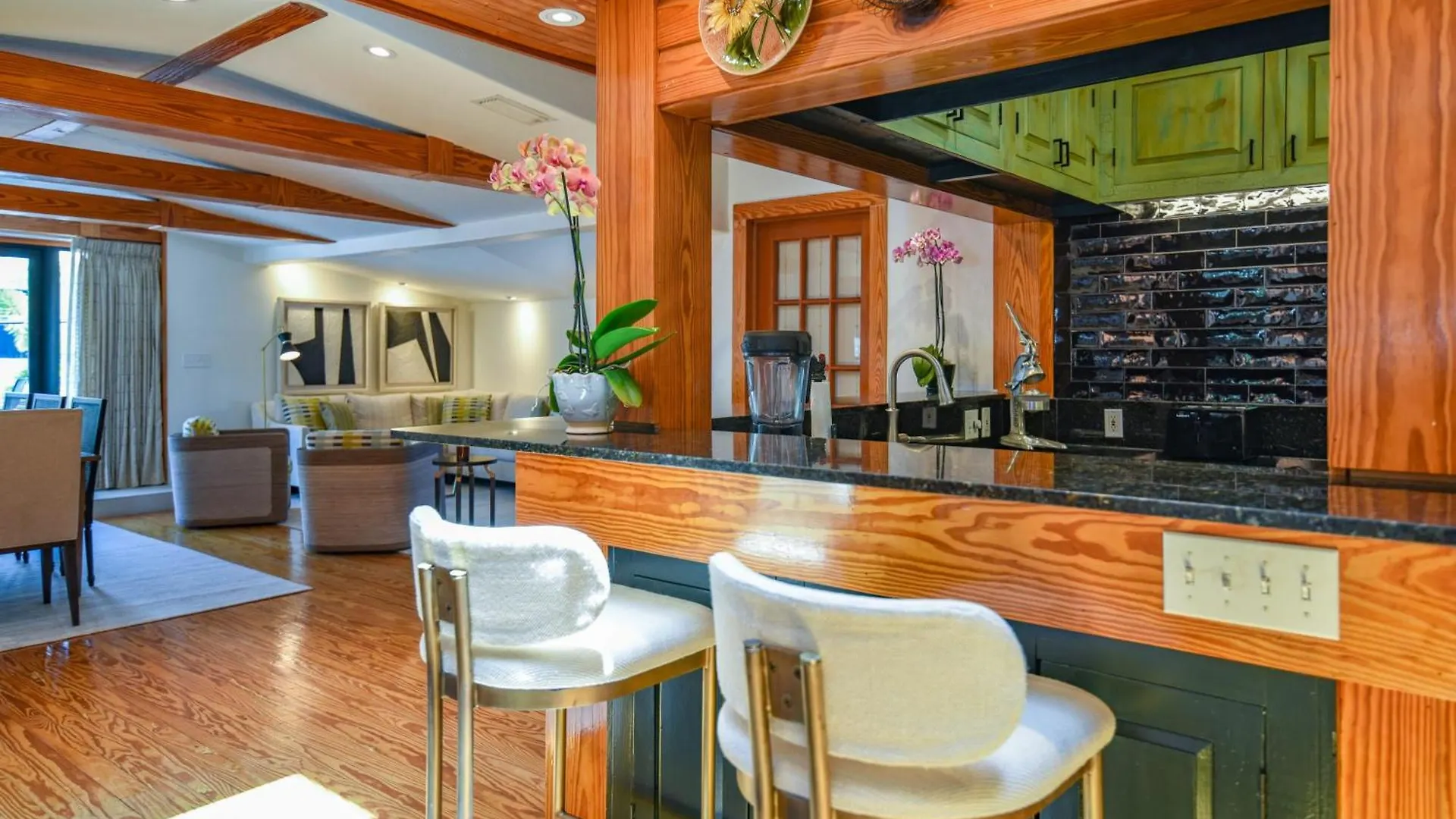 New Pineapple Palloza - Bright & Modern On Duval Apartment Key West