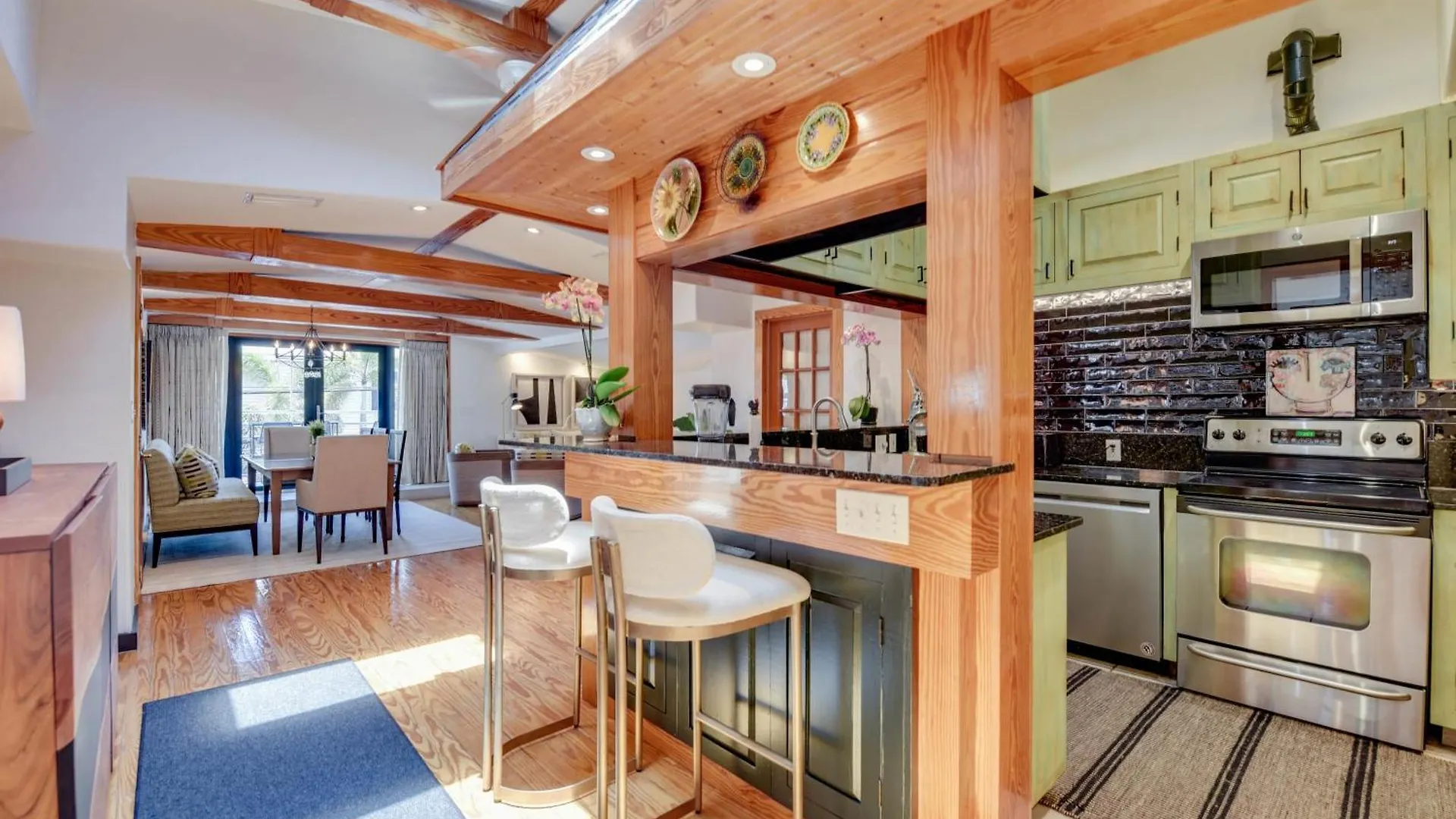 New Pineapple Palloza - Bright & Modern On Duval Apartment Key West