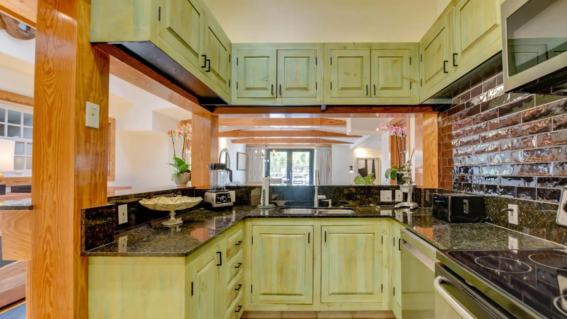 New Pineapple Palloza - Bright & Modern On Duval *