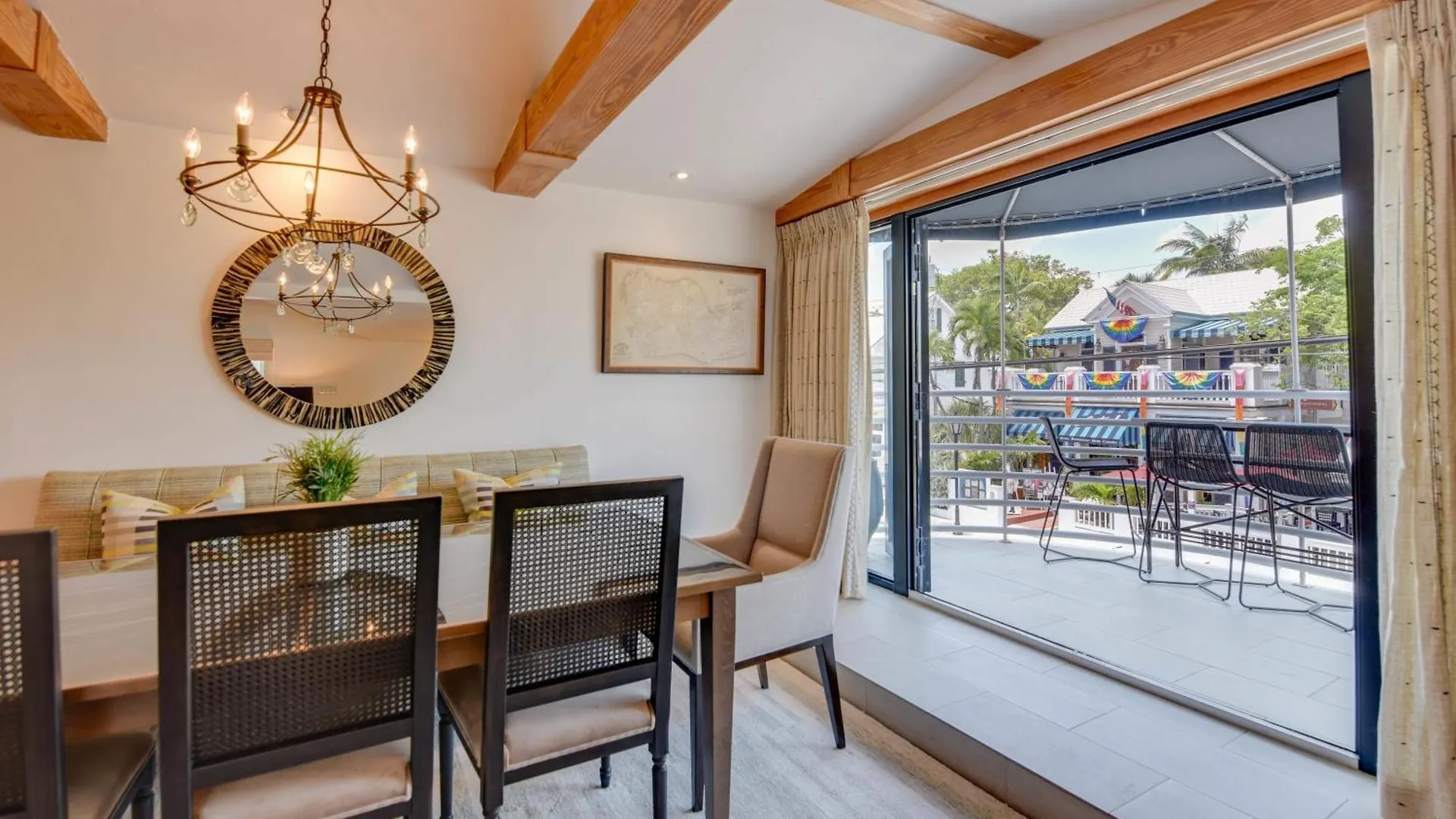 New Pineapple Palloza - Bright & Modern On Duval Apartment Key West