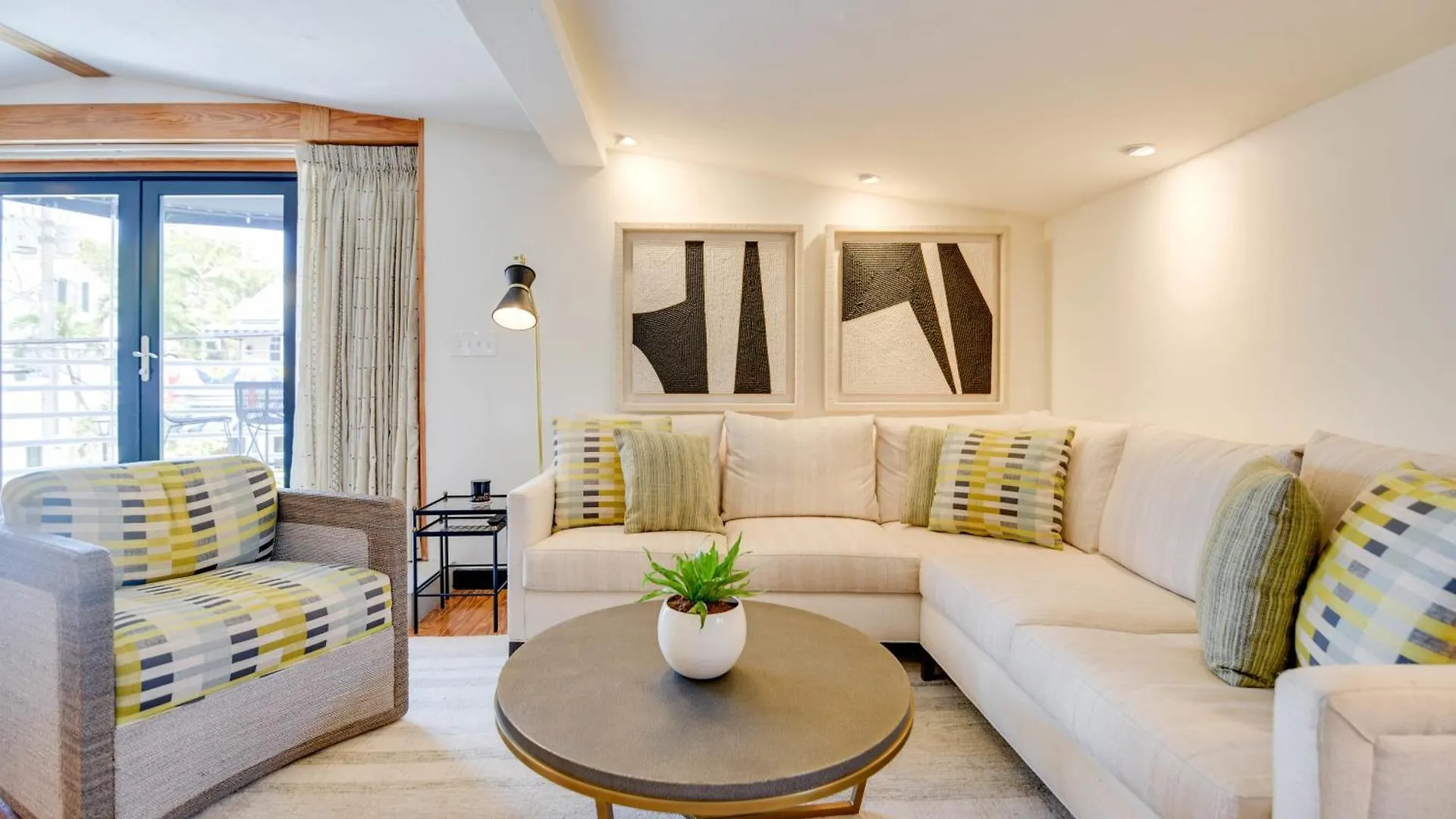 New Pineapple Palloza - Bright & Modern On Duval Apartment *