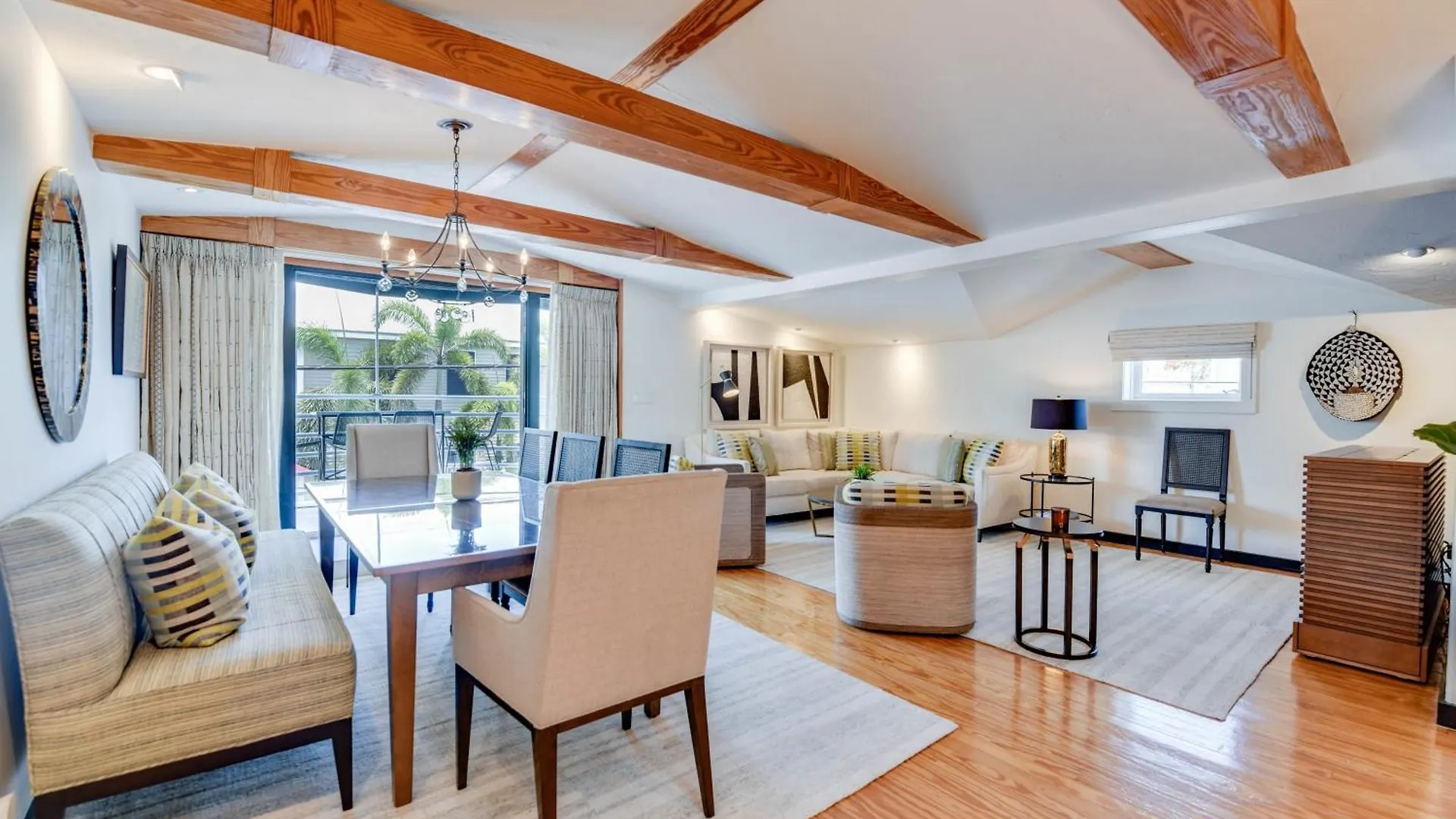New Pineapple Palloza - Bright & Modern On Duval Apartment