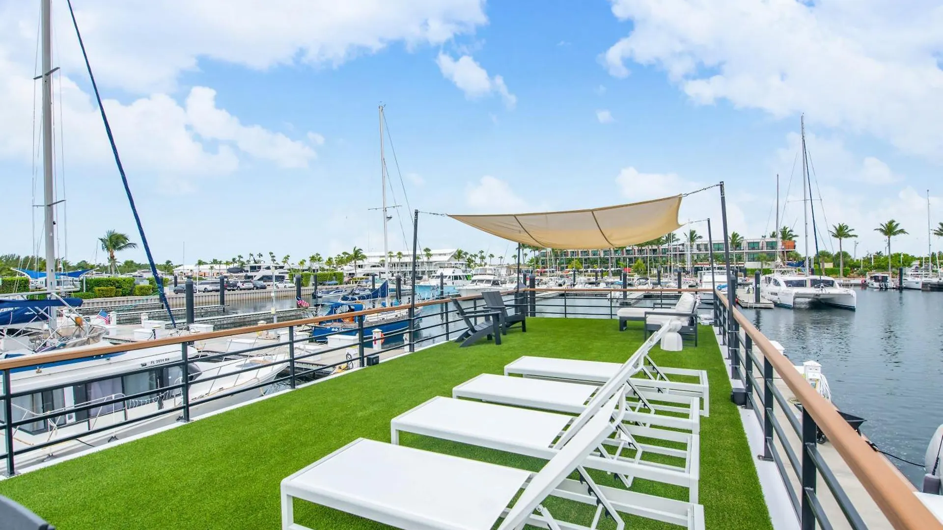 Botel Awai's Floating - Houseboat In Luxury Village