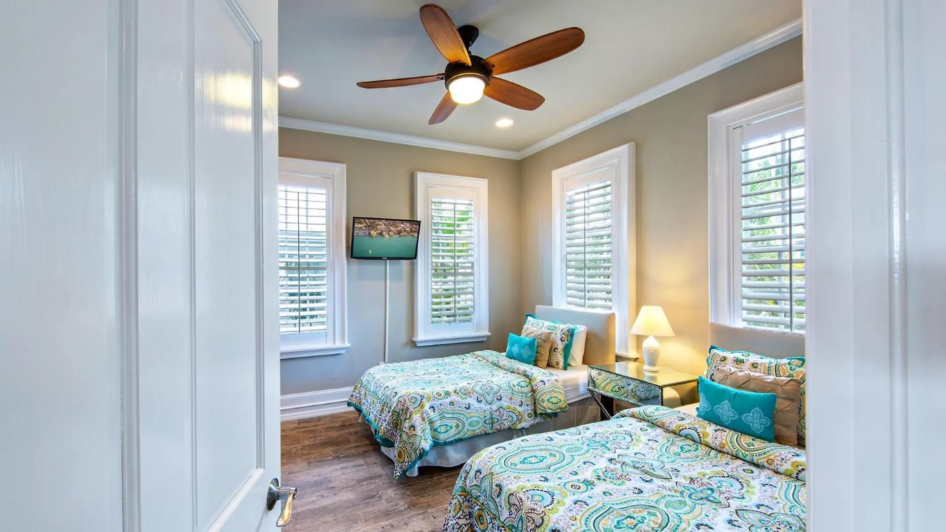 Noonas Mansion By Last Key Realty *
