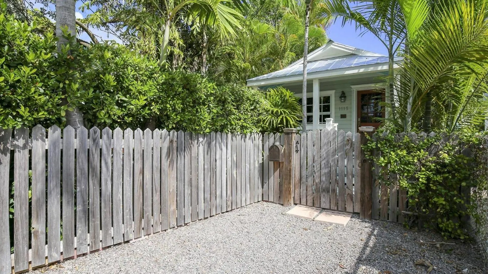 Holiday home Paradise Palms: Beachside Getaway With Outdoor Living *