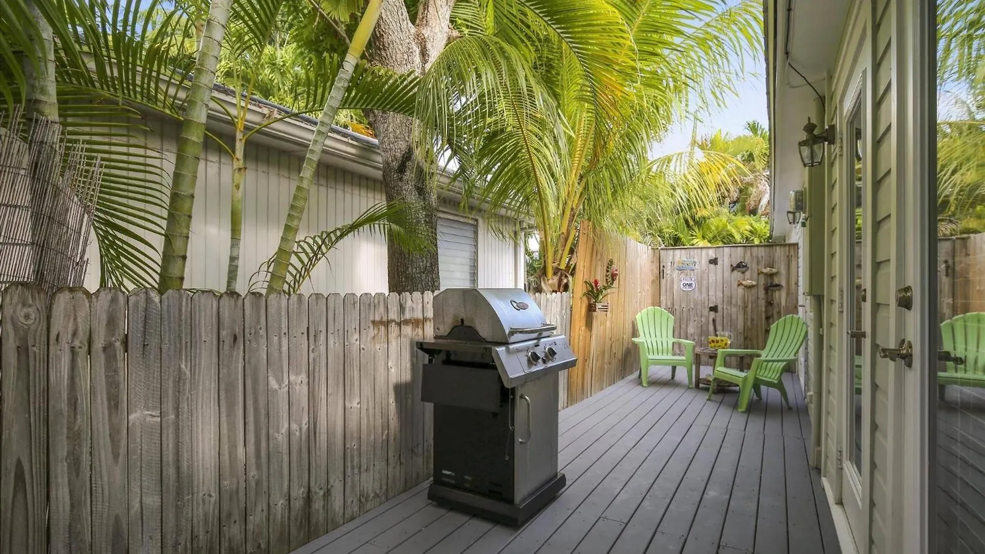 Paradise Palms: Beachside Getaway With Outdoor Living Holiday home