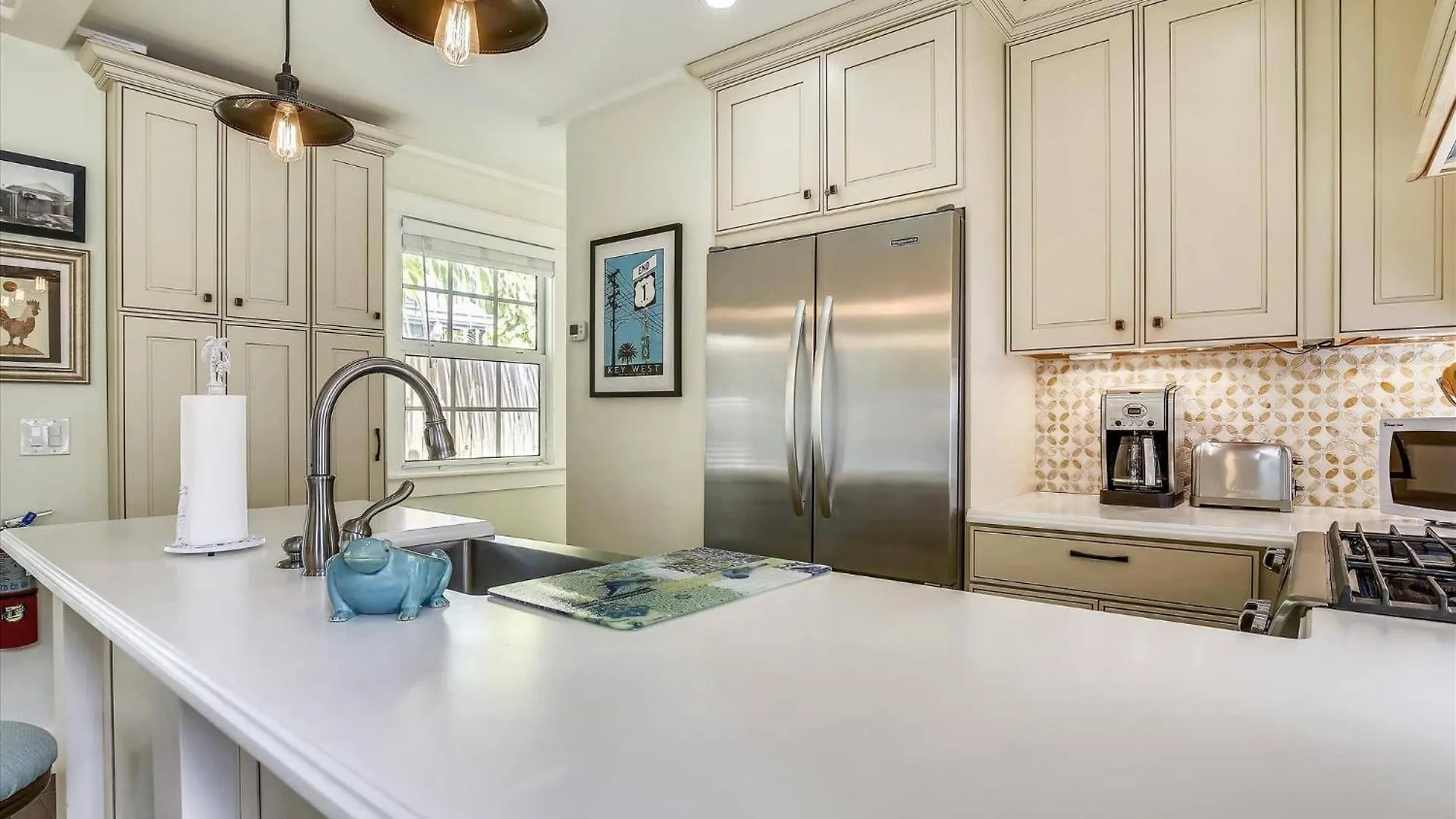 Paradise Palms: Beachside Getaway With Outdoor Living *