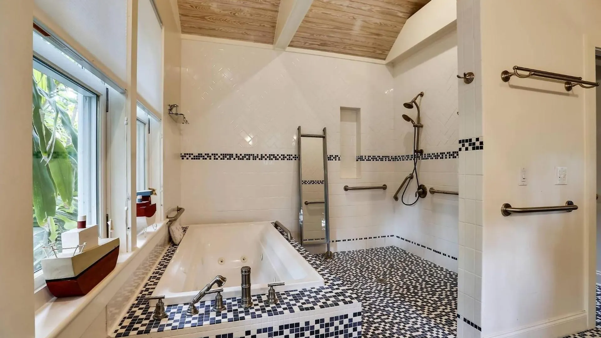 بيت للعطل Boat House By Avantstay Character Location W Shared Pool Month Long *