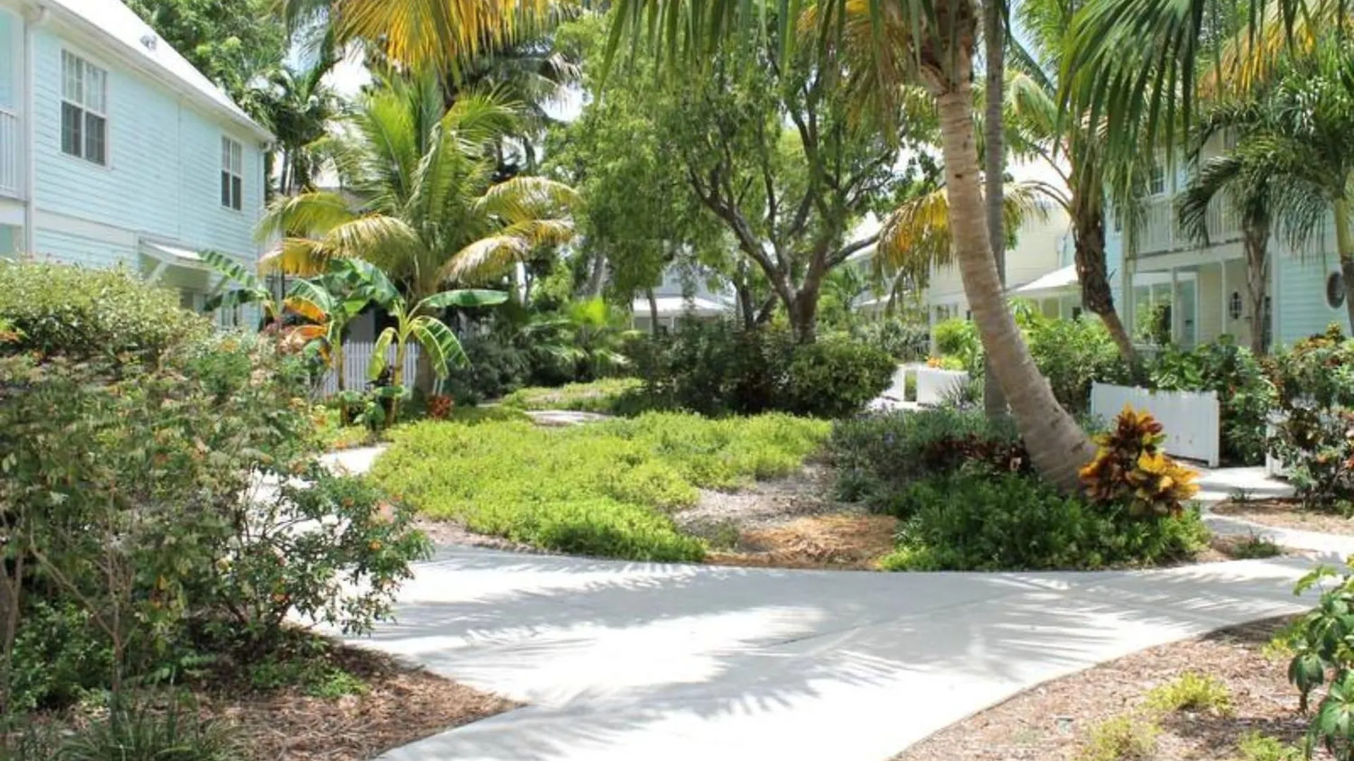 Charming: Poolside Retreat Near Zachary Taylor Holiday home