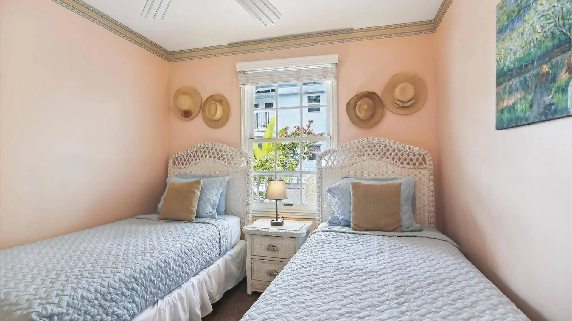 Charming: Poolside Retreat Near Zachary Taylor * Key West