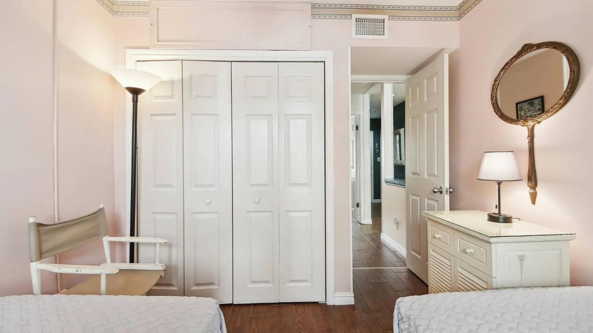 Charming: Poolside Retreat Near Zachary Taylor Holiday home *