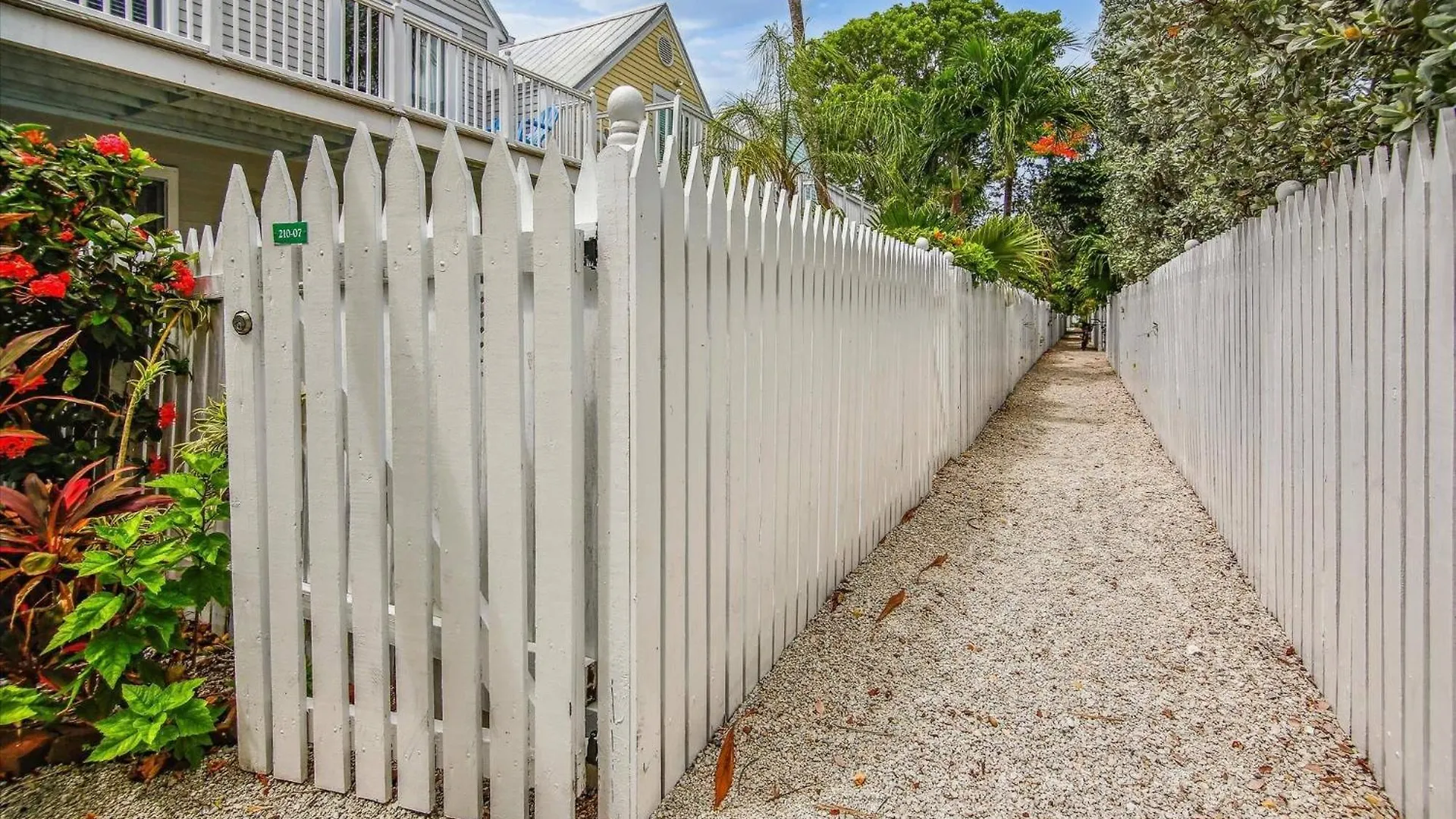 Charming: Poolside Retreat Near Zachary Taylor Key West