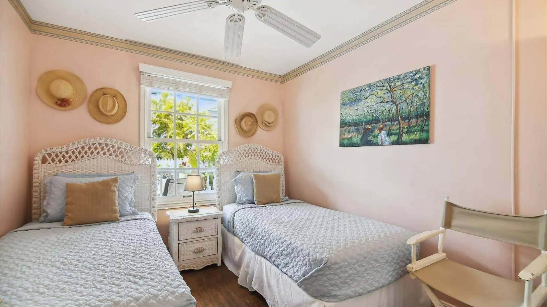 Charming: Poolside Retreat Near Zachary Taylor Holiday home *