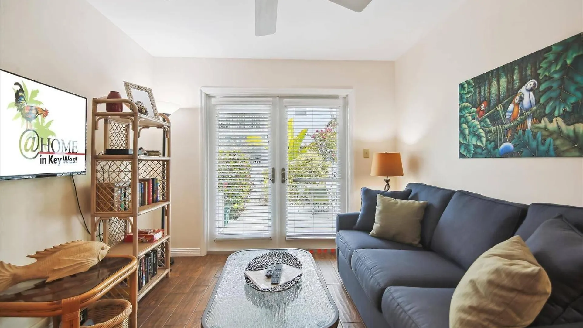 Charming: Poolside Retreat Near Zachary Taylor
