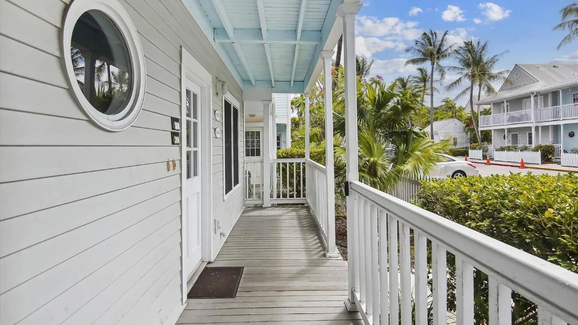 Charming: Poolside Retreat Near Zachary Taylor