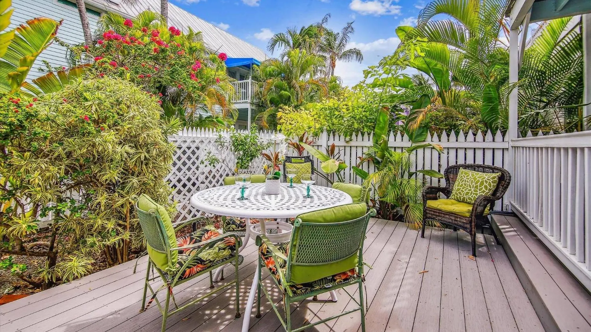 Charming: Poolside Retreat Near Zachary Taylor Holiday home