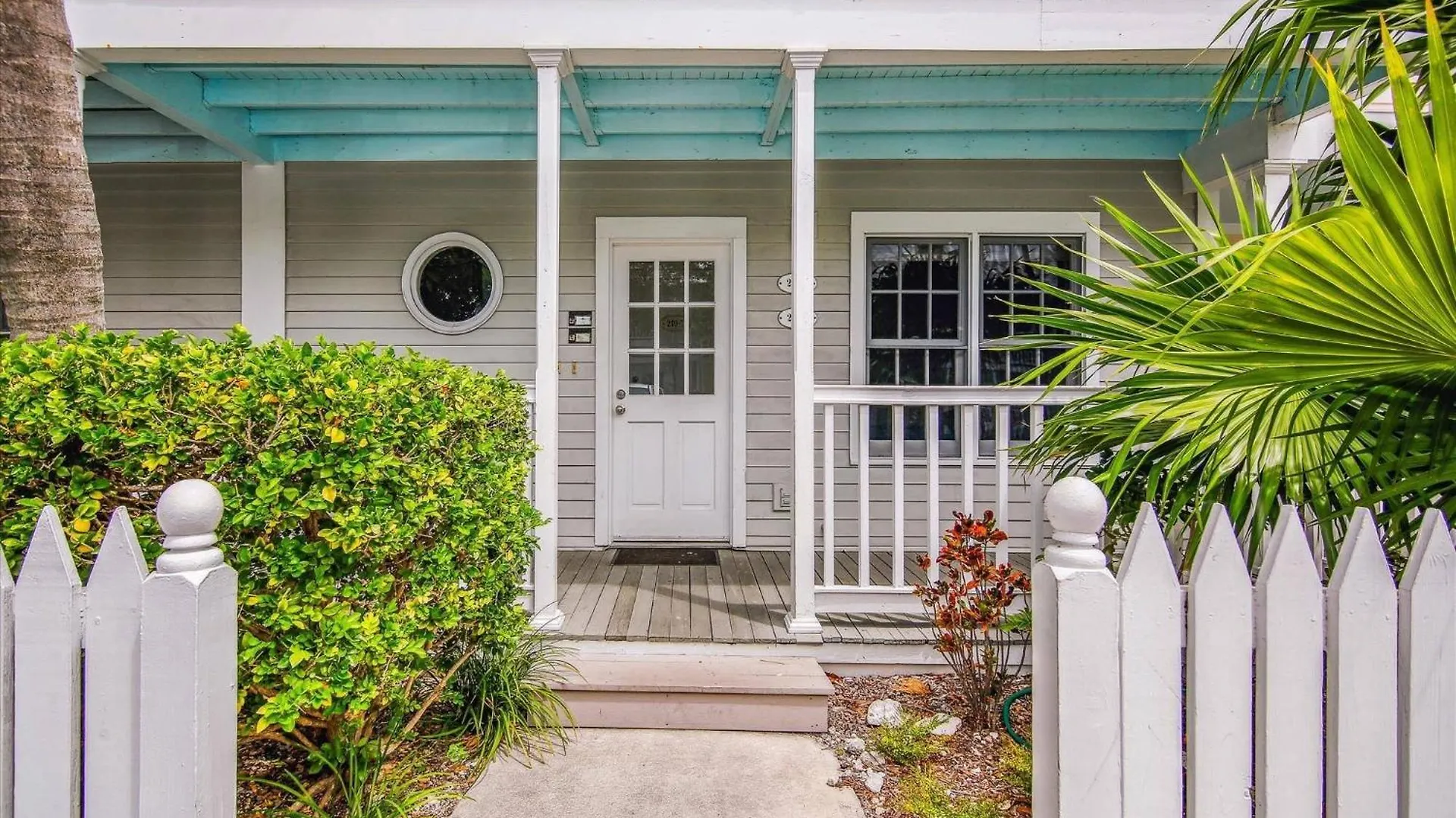 Charming: Poolside Retreat Near Zachary Taylor *