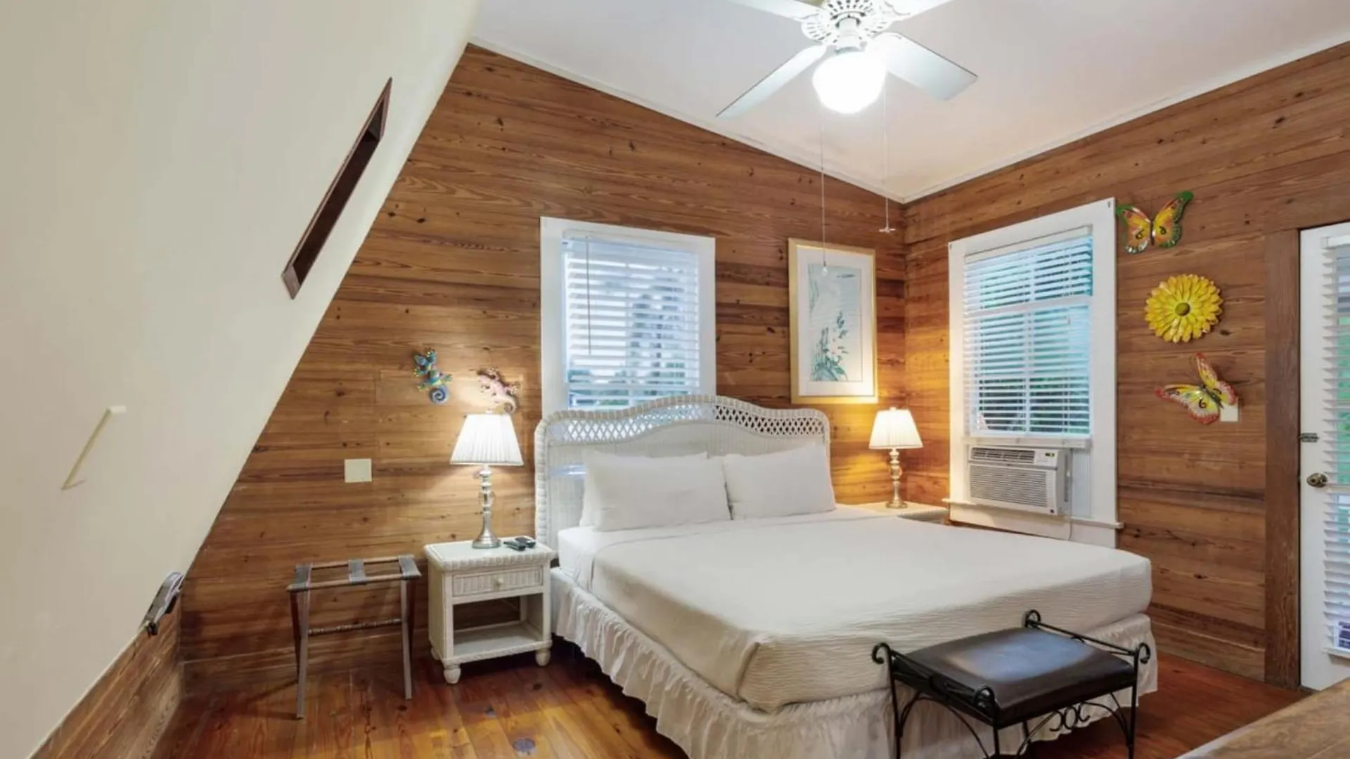 Curry House- 3rd Floor, King Bed, & Balcony 8