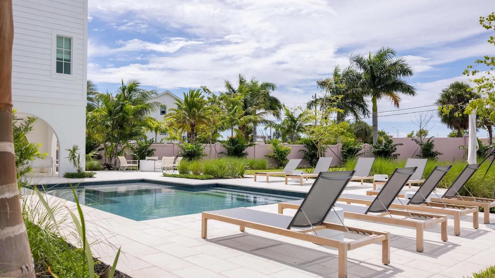 Brand New & Private Pool - Palmgale House