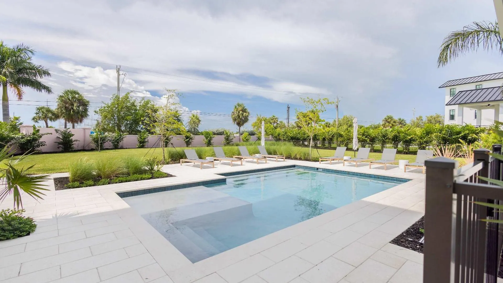 Brand New & Private Pool - Palmgale House Holiday home