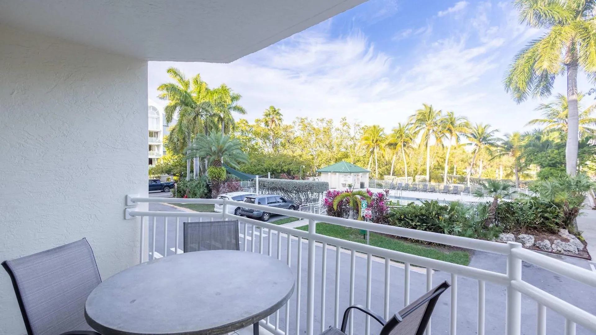 The Trinidad -pool & Parking * Key West