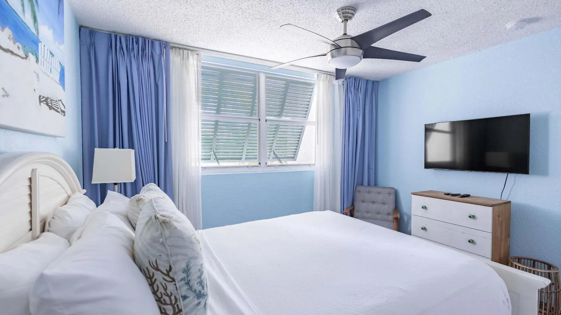 The Trinidad -pool & Parking Key West