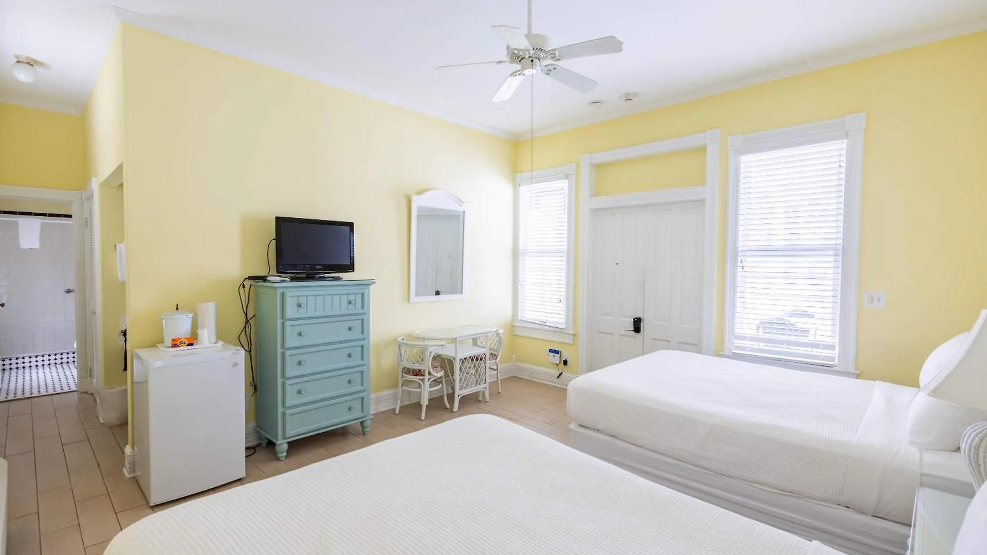 Deluxe Queen At The Curry Mansion - Parking & Heated Pool!