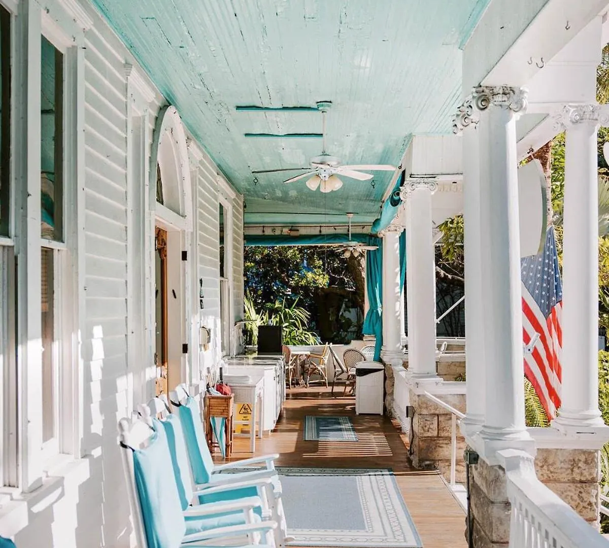 Deluxe Queen At The Curry Mansion - Parking & Heated Pool! *