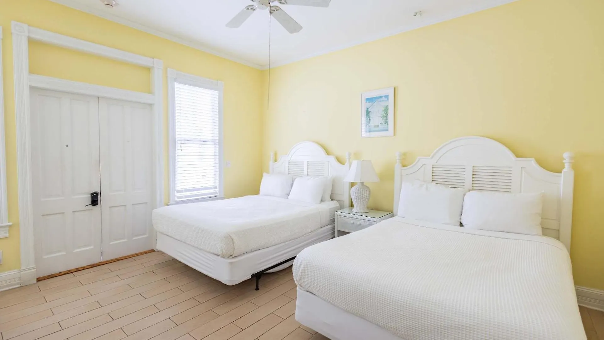 Deluxe Queen At The Curry Mansion - Parking & Heated Pool!