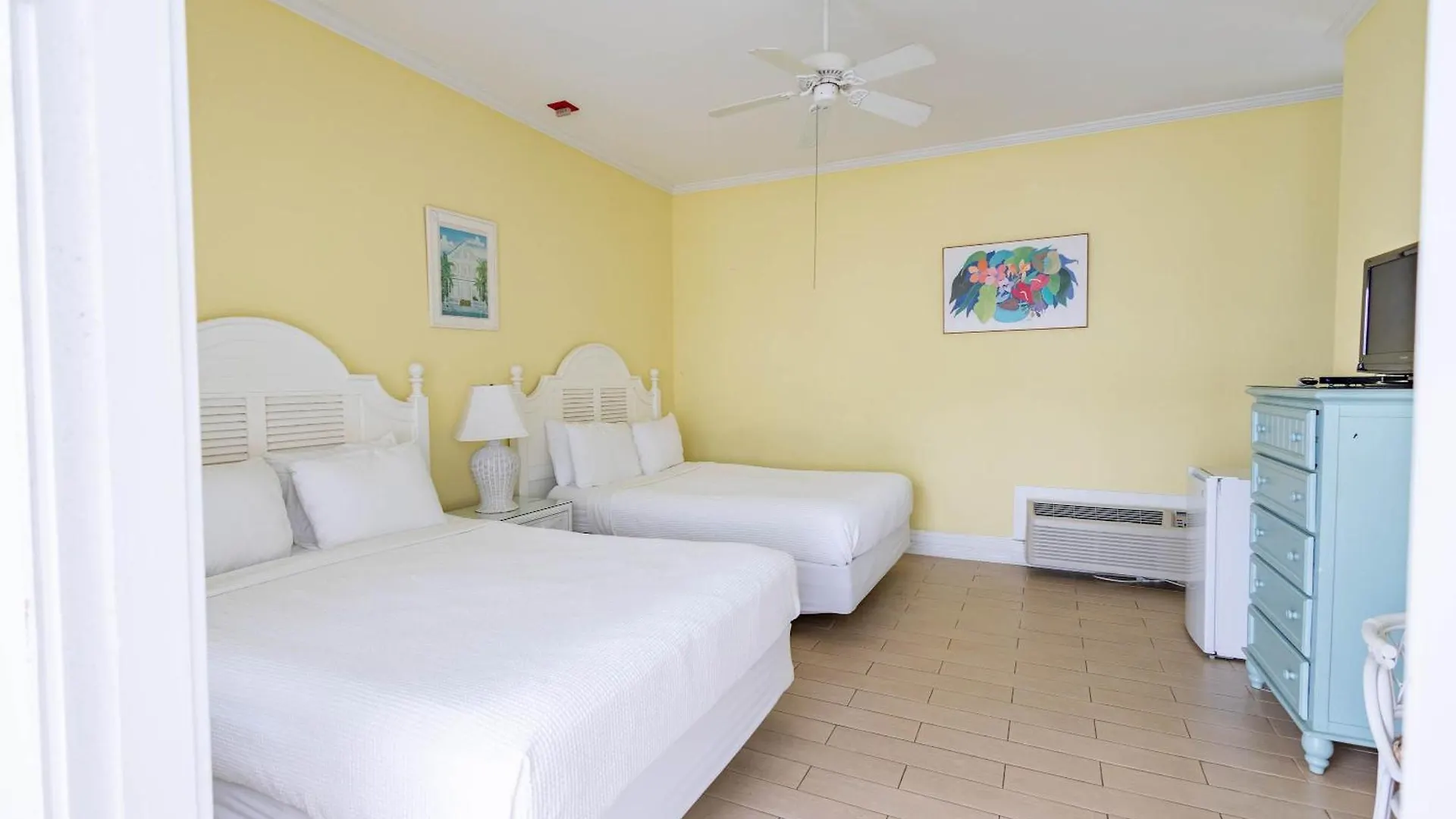 Deluxe Queen At The Curry Mansion - Parking & Heated Pool!