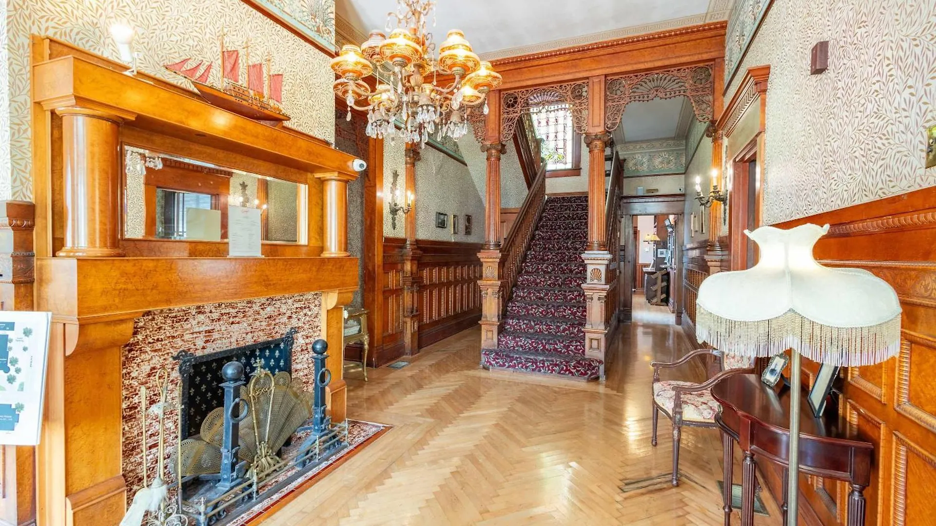 Inn Deluxe Queen At The Curry Mansion - Parking & Heated Pool!