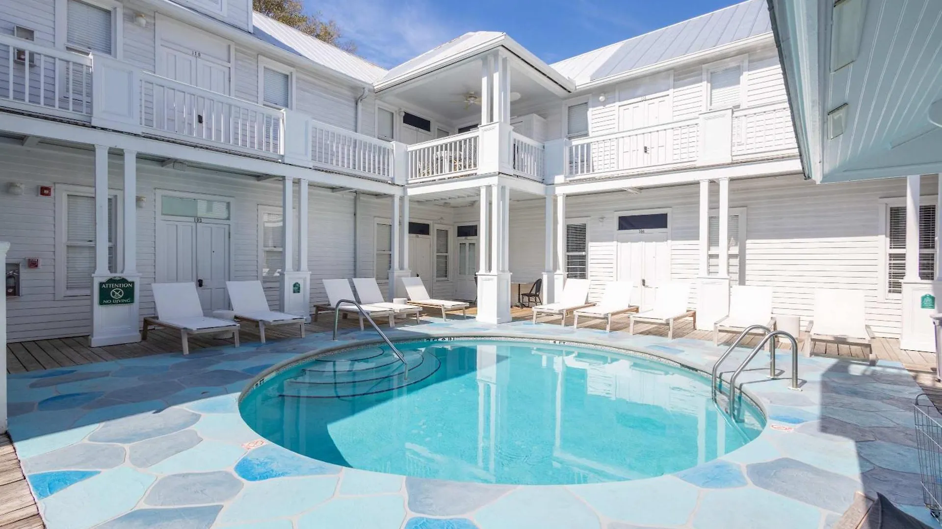 Deluxe Queen At The Curry Mansion - Parking & Heated Pool! Inn Key West