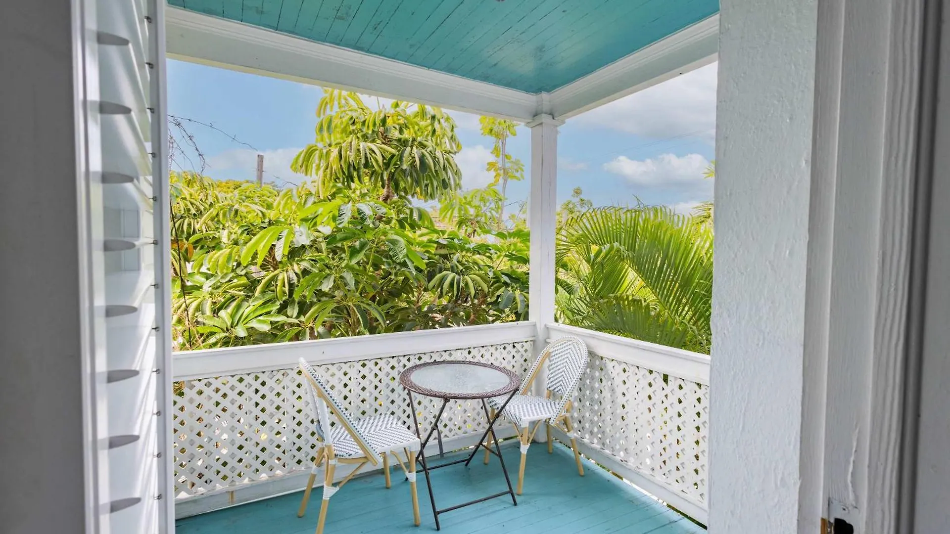 Inn Deluxe King With Balcony - At House With Parking! *